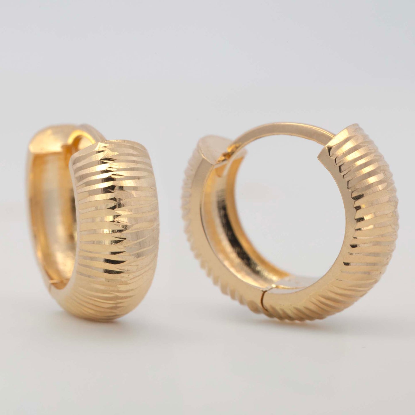 14k Yellow Gold 15mm Horizontal Diamond Cut Huggie Earring