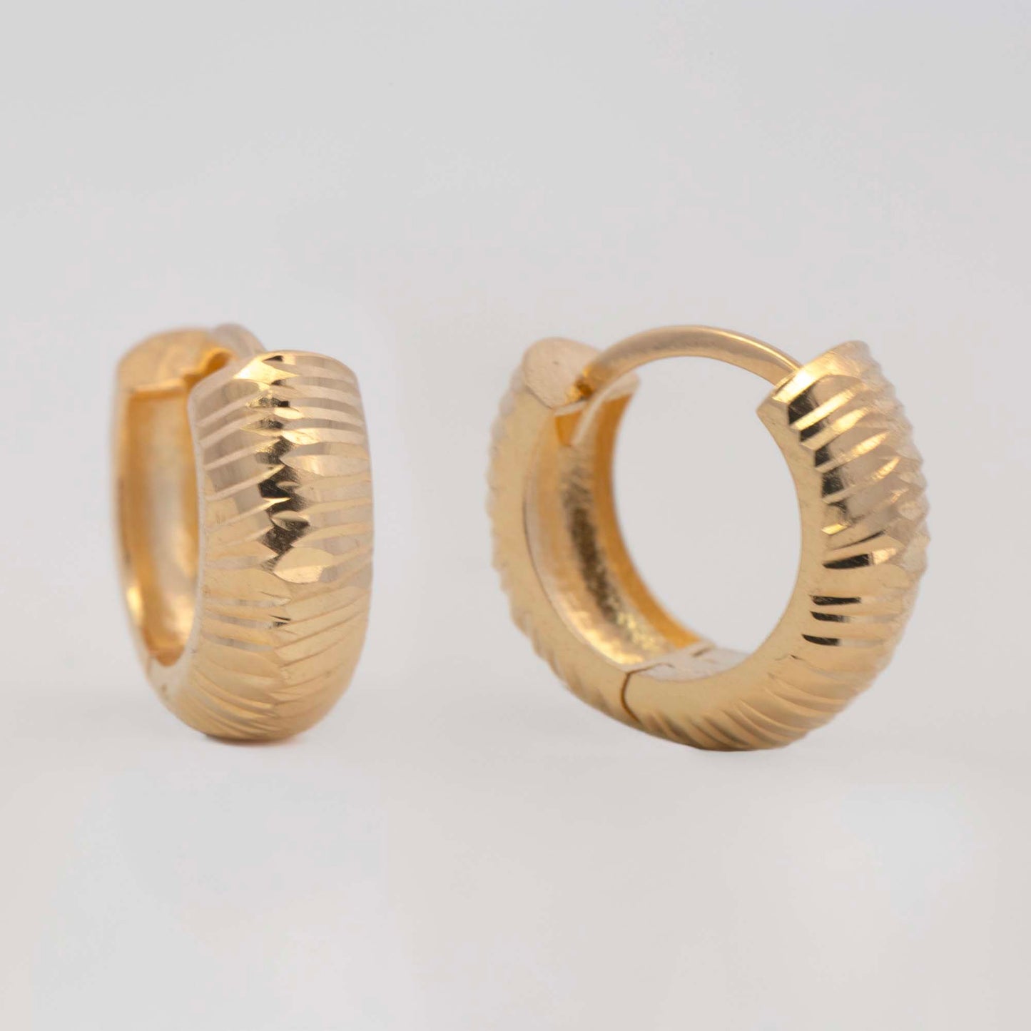 14k Yellow Gold 10mm Horizontal Diamond Cut Huggie Earring